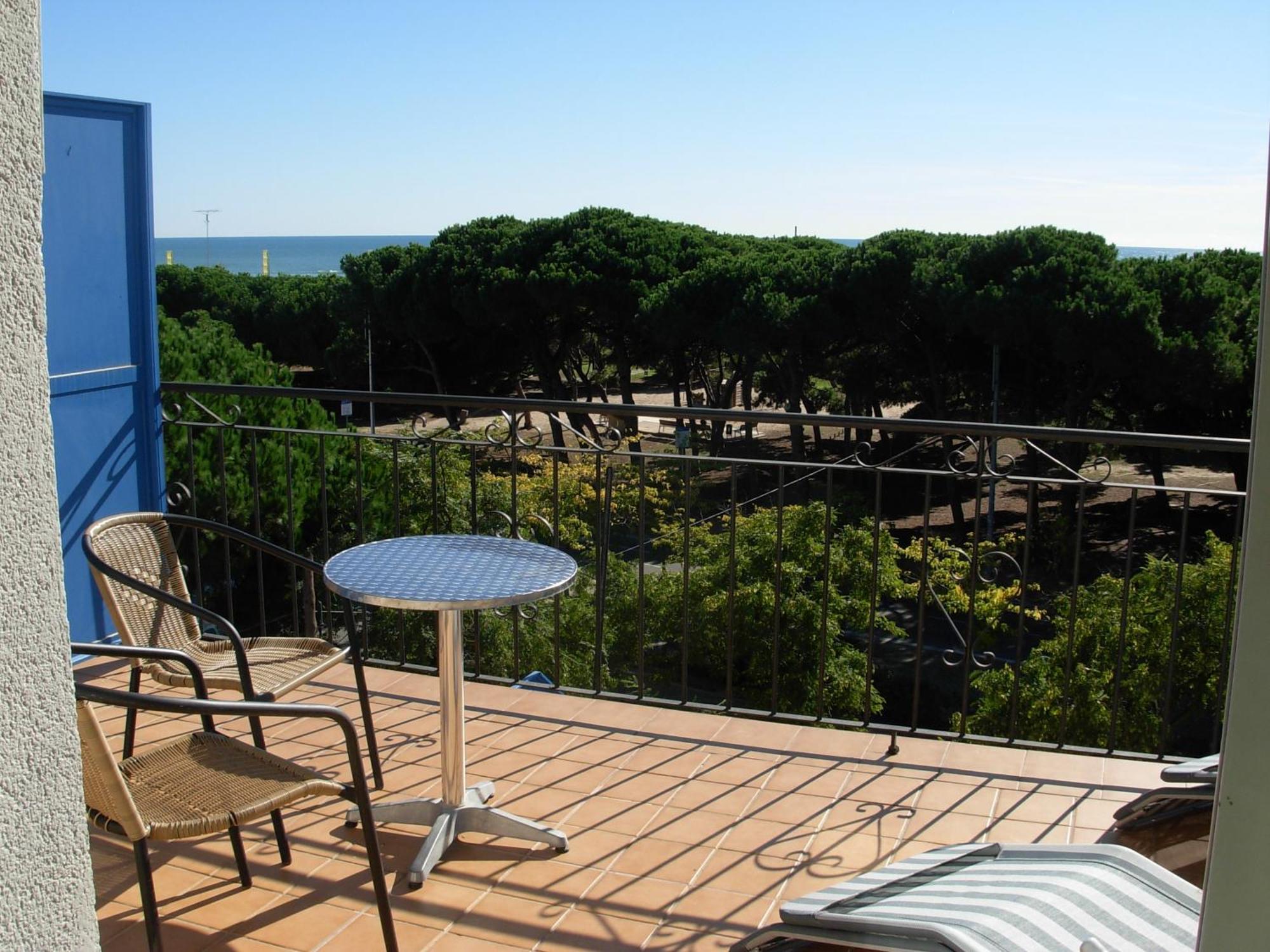 Hotel Rodsan Suizo Castelldefels Kültér fotó