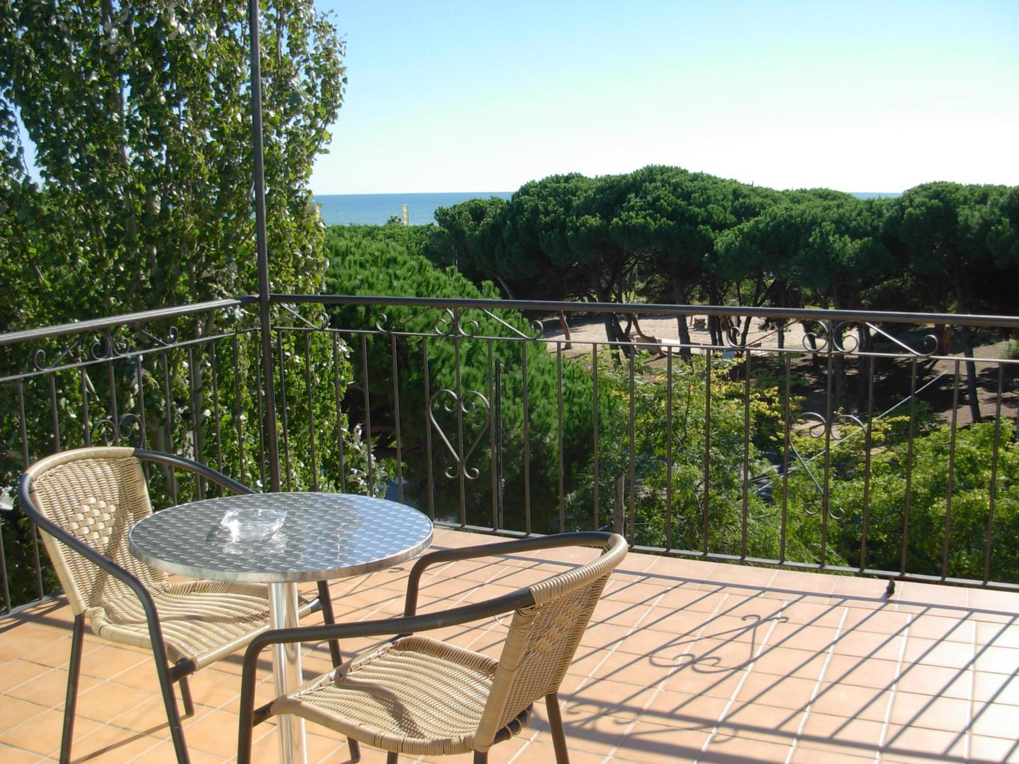 Hotel Rodsan Suizo Castelldefels Kültér fotó