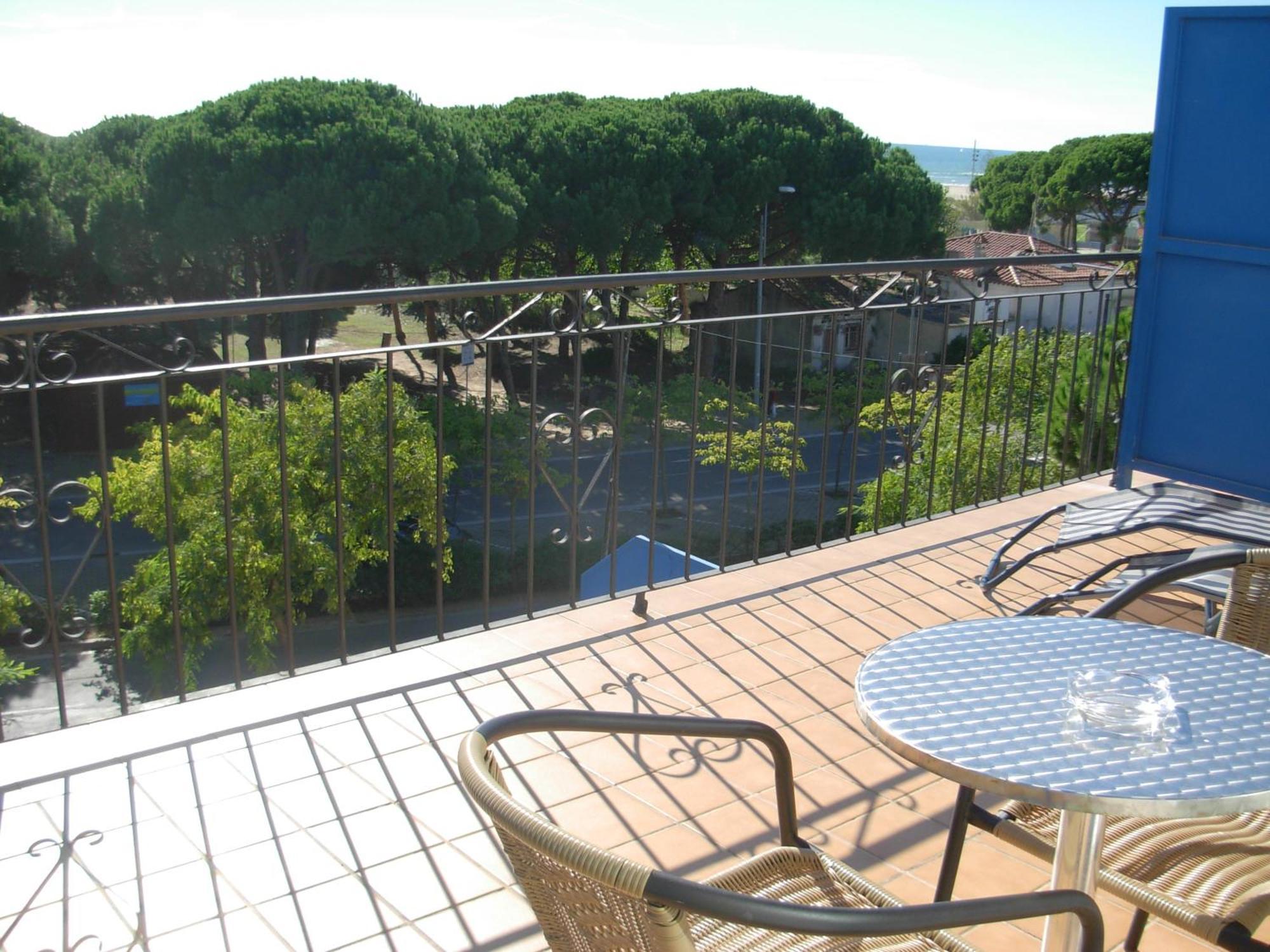 Hotel Rodsan Suizo Castelldefels Kültér fotó