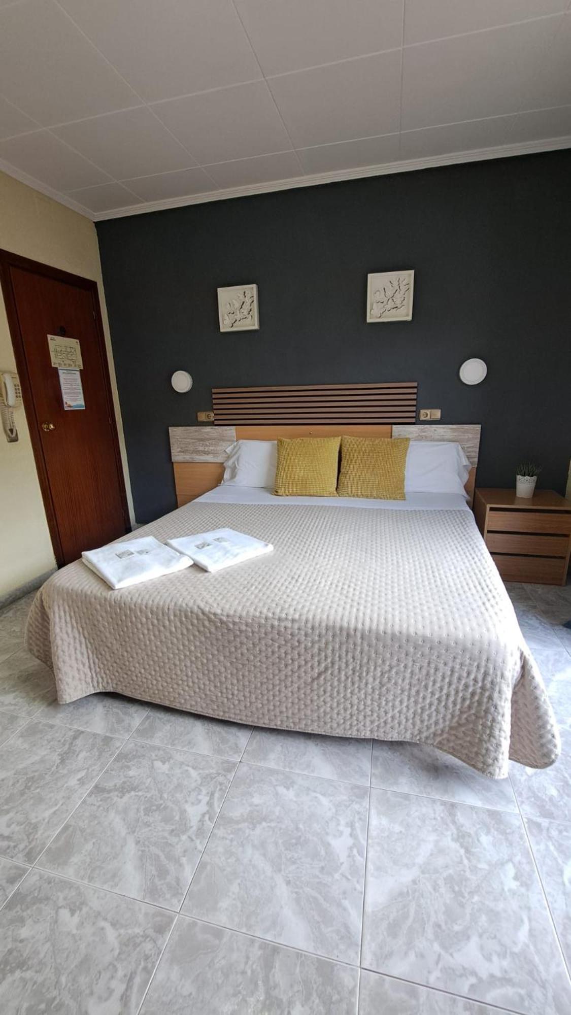 Hotel Rodsan Suizo Castelldefels Kültér fotó