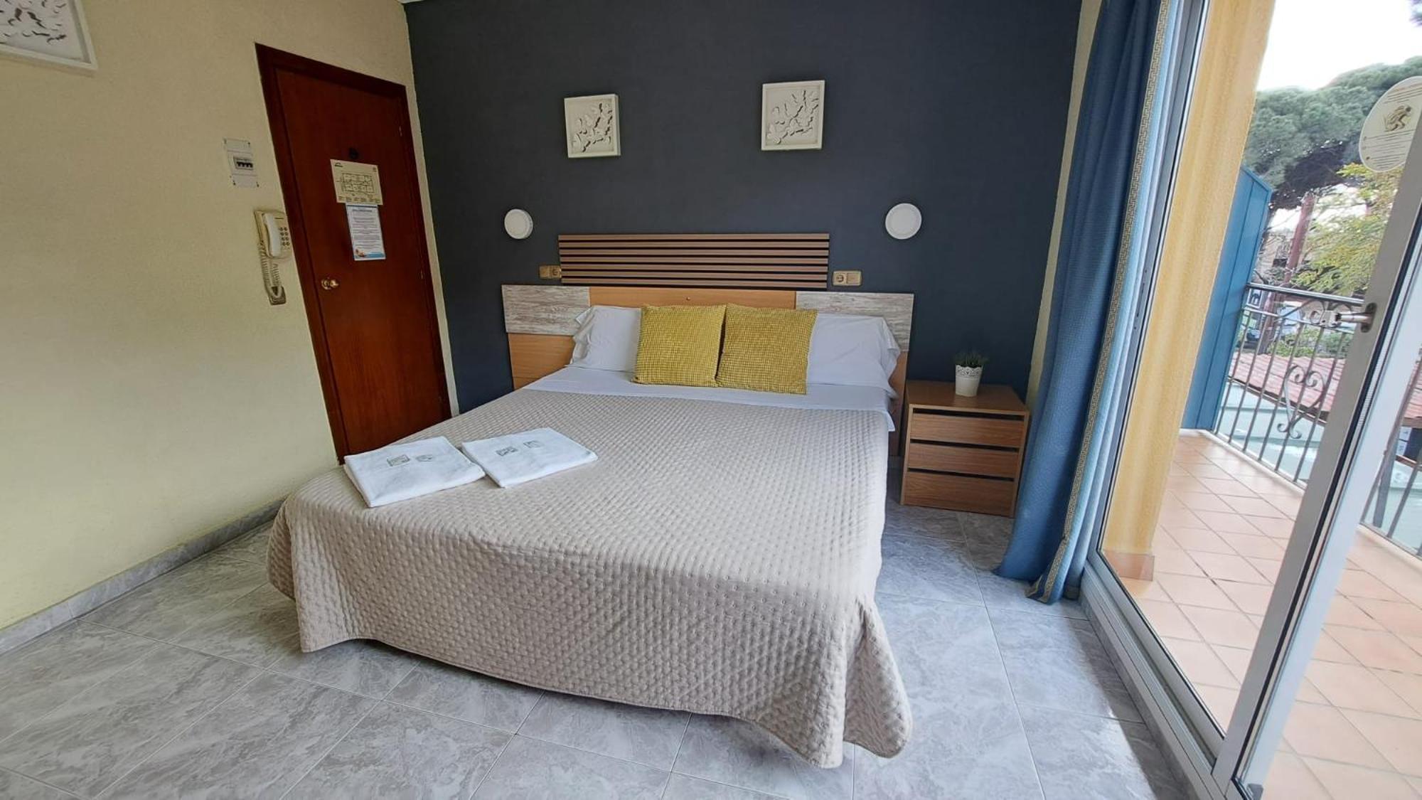 Hotel Rodsan Suizo Castelldefels Kültér fotó